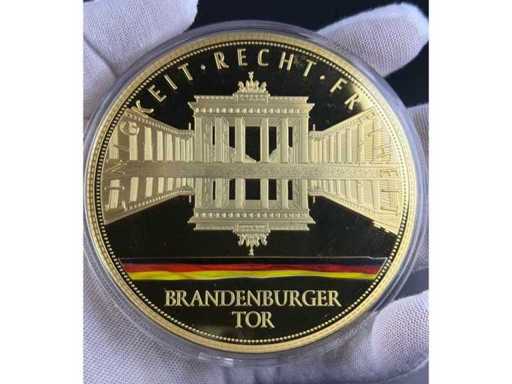 100 mm Gedenkmedaille „Brandenburger Tor – Bundeshauptstadt Berlin“ vergoldet mit Zertifikat