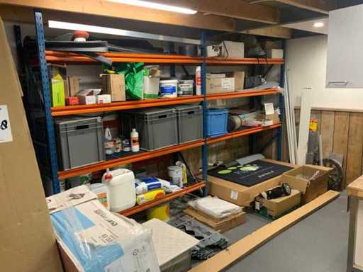 Étagères avec matériaux de construction et de fixation