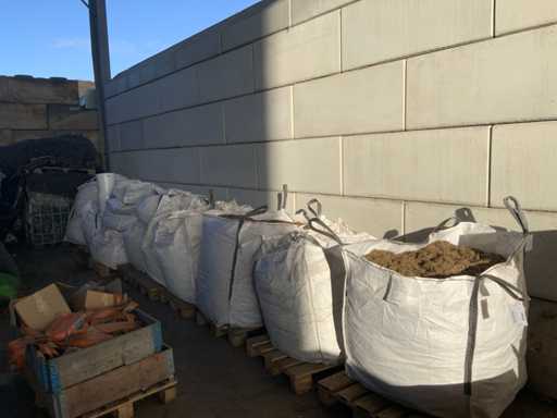 Gros sacs avec matières premières