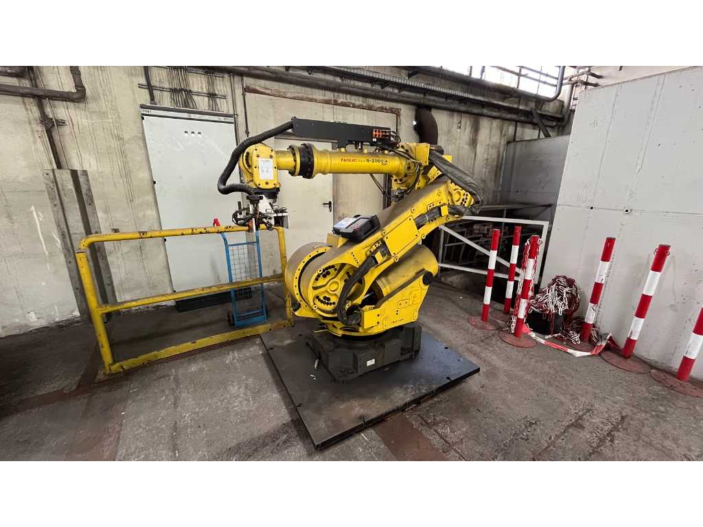 2005 Fanuc R-2000iA/165F Handling robot