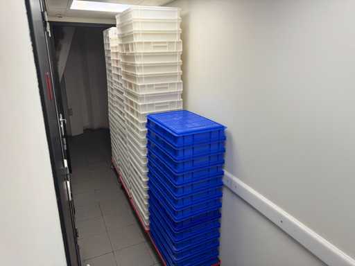 Partij kratten en trolleys