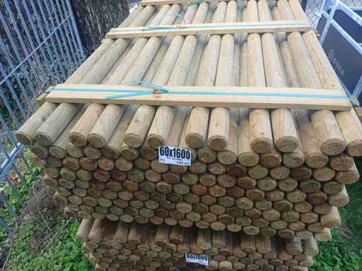 Poteaux de prairie autour du bois