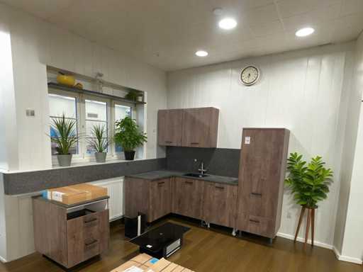 Hoekopgestelde showroomkeuken