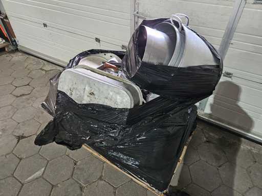 Fournée de fournitures de cuisine diverses