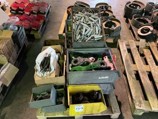 Lotto di parti per macchinari agricoli