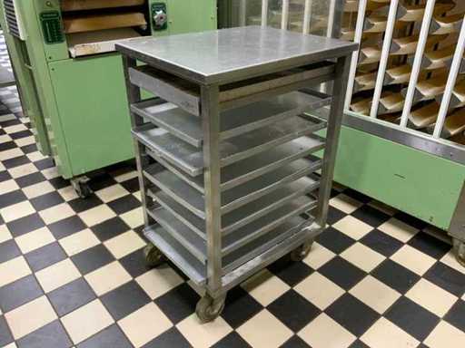 Un chariot de pâtisserie mobile en acier inoxydable