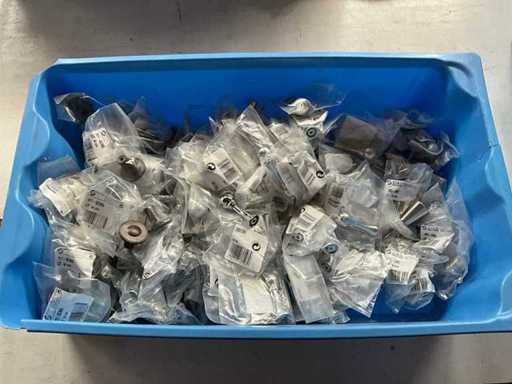 Série de divers boutons de meubles en métal
