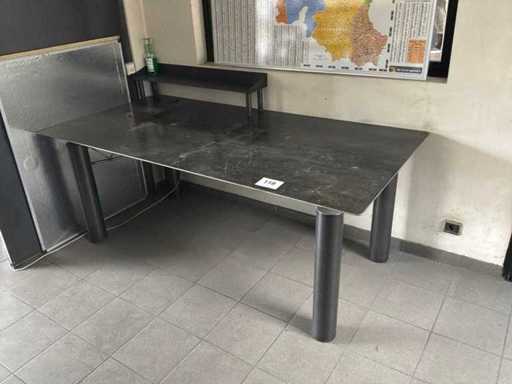 Metalen bureautafel