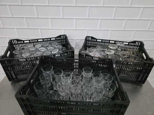 Bere și pahare de băut în cușca de depozitare (3x)