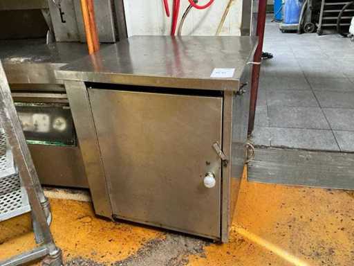 Spruzzatore a pressione in un mobile in acciaio inox