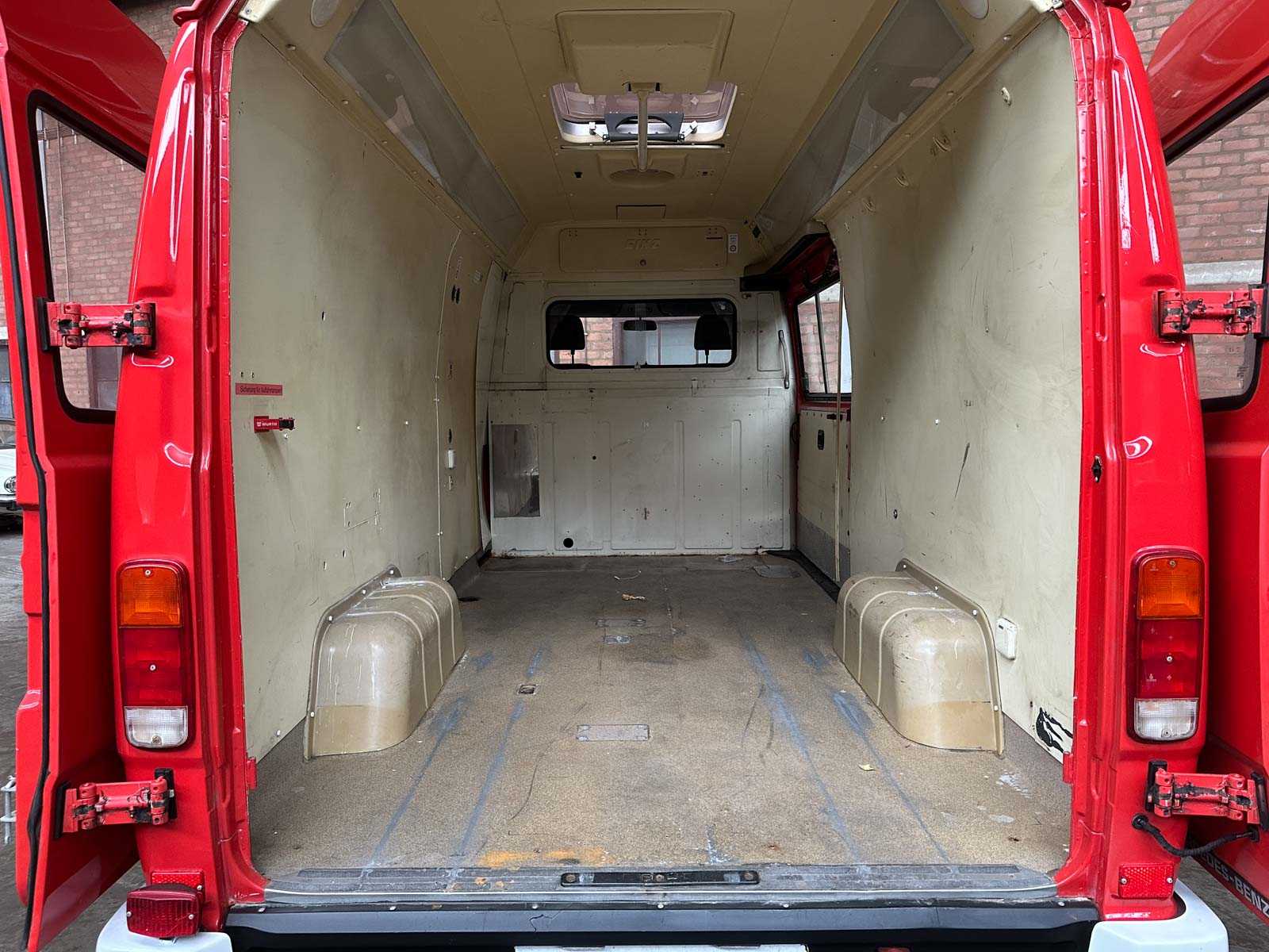 Mercedes-Benz -Brandweerwagen- 310D hoog G.V.W. Lang/Laag 95pk 1994, V-76-NGP