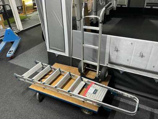 Treppen und Handwagen auf dem Transportwagen
