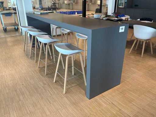 Table haute avec tabourets de bar de design HAY