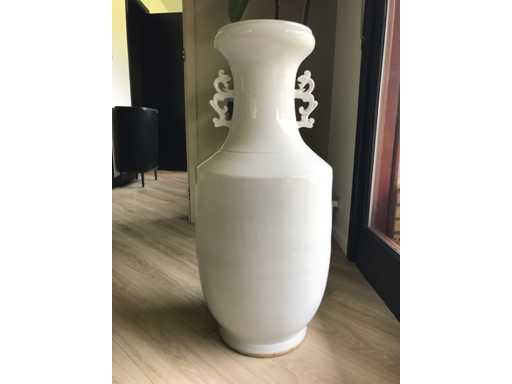 Große Blanc de Chine Keramikvase. 90 cm hoch. 