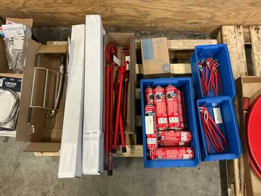 Pallet di utensili manuali e tubi in PVC