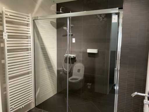 Sliding door in niche