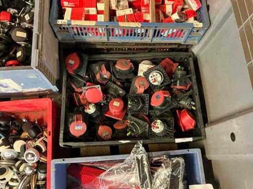 Krat met verschillende krachtstekkers