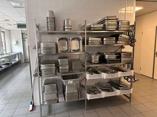 Partij divers keukengerei (inhoud linker gedeelte stelling)