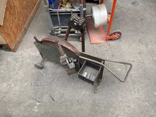 Metal strapping machine