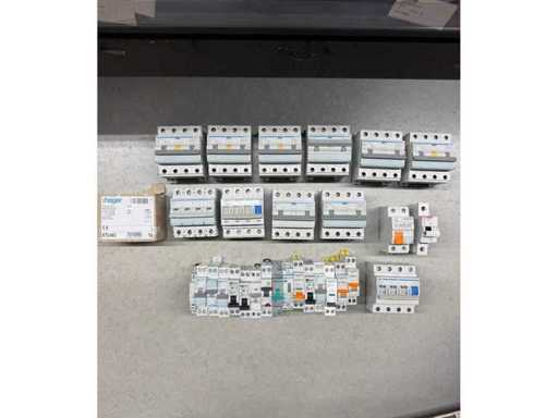 ABB, Hager, HOLEC, Schneider Electric - Componenti del quadro di distribuzione inclusi interruttori per perdita di terra e interruttori principali (30x)