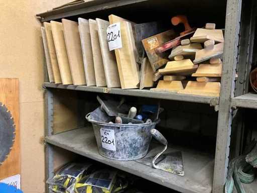 O mulțime de unelte de zidărie