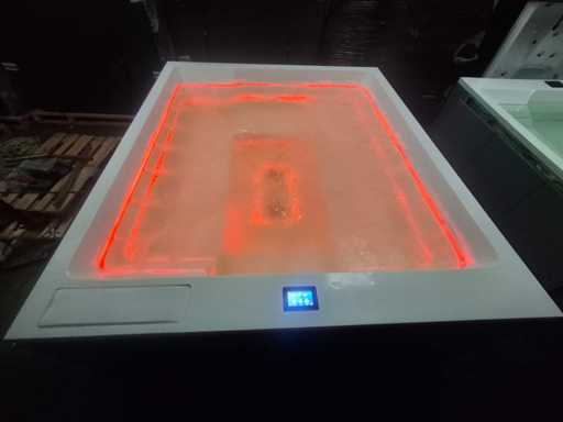 Infinitas Paolo Ferralli, jacuzzi invizibil pentru 8 persoane și spa în aer liber