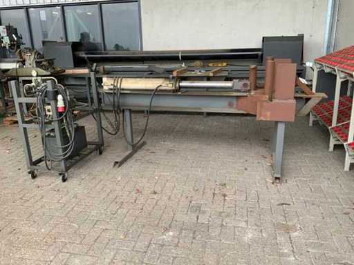 Horizontal hydraulic truss bender