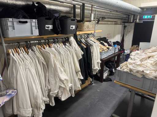 Partij kleding met rek