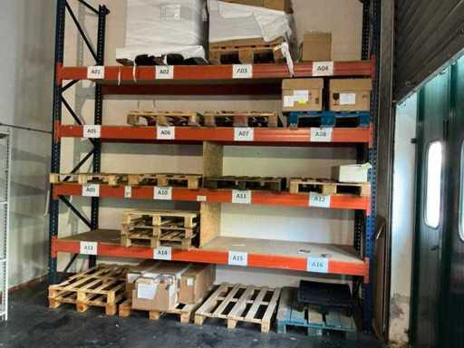 Étagère à palettes avec contenu