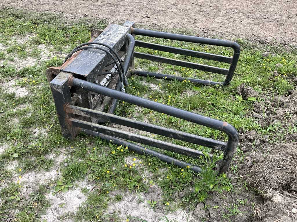 Bale clamp with connection for Manitou