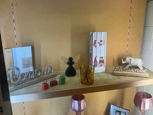 Divers matériaux décoratifs et cadeaux avec support de présentation