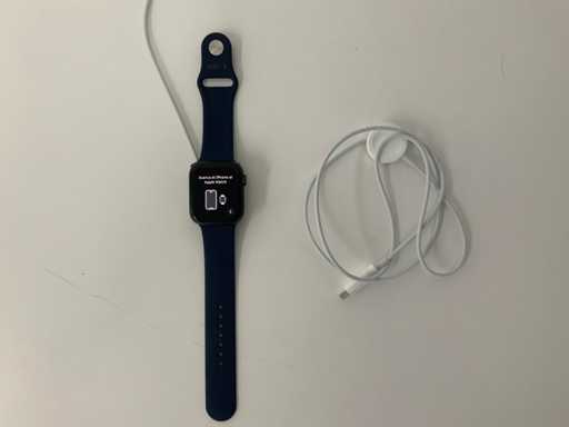 Apple Watch 6 44mm GPS w kolorze gwiezdnej szaro?ci z paskiem na nadgarstek w kolorze ciemnoniebieskim