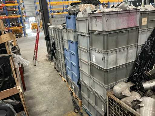 Batch of Mercedes-Benz auto parts