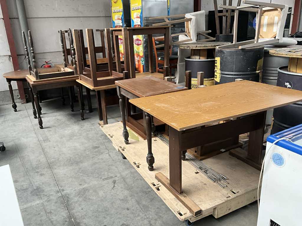 Environ 18 tables en bois différentes