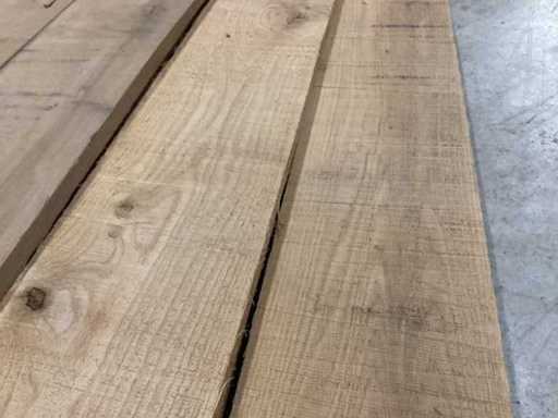 Oak planed goods / boards edged on 4 sides / European / 2.60m long / max width board 24cm / thickness board 26mm / dry air-dried