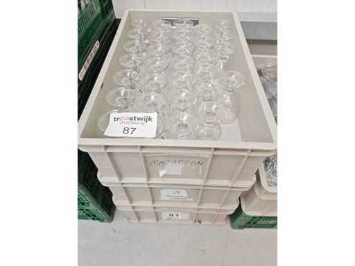 - Verrerie : Verres à thé à pied (95x)