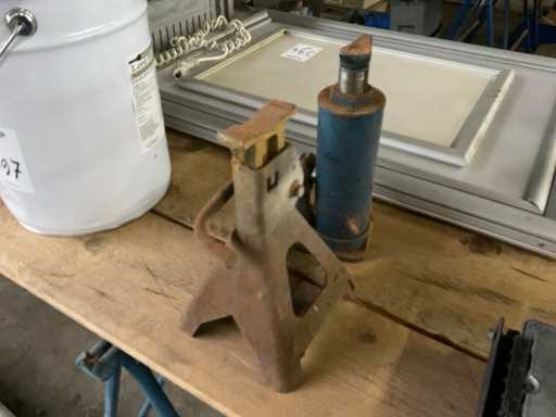 Garage jack with axle support