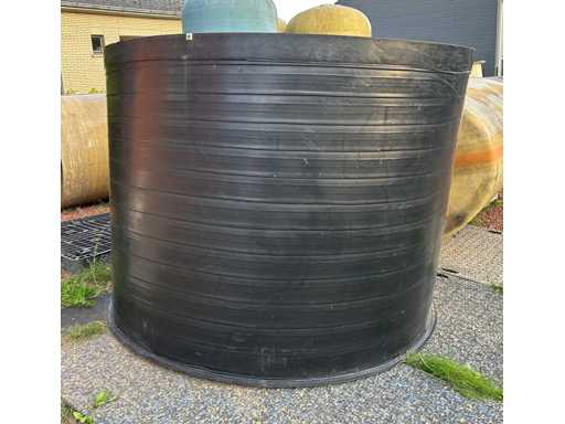 Réservoir en plastique de 4000 litres, utilisé pour le stockage de l’eau de pluie.