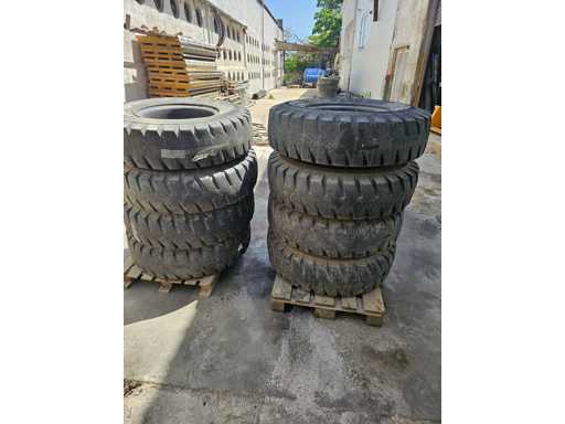 NOKIAN   Lot of industrial solid tyres with rims