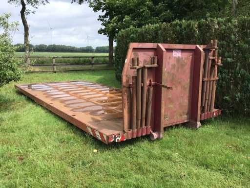 Cargo floor with cable carriage