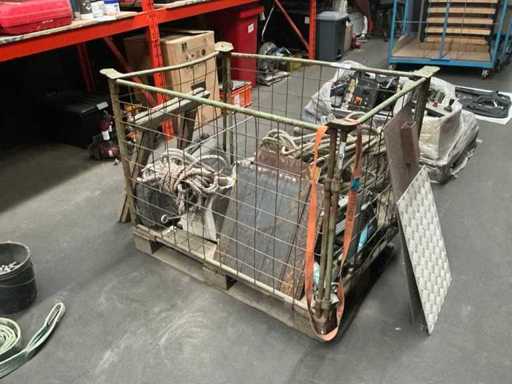 Batch of scaffolding parts and cord