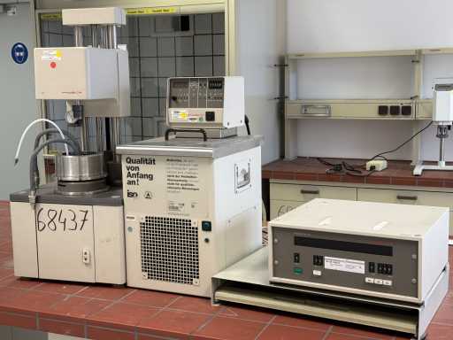   Un lote de equipo de laboratorio