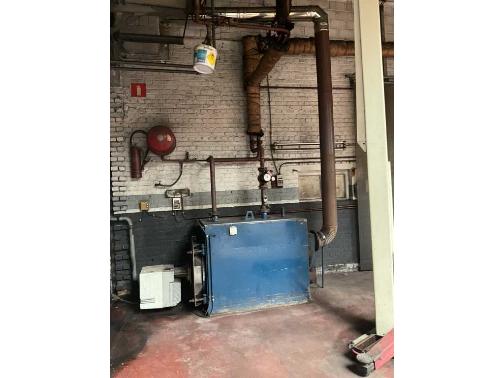 Garage inventaris, industriële verwarmingsketel Siroc Etalbo, brander Elco Klockner, 3 thermoblokken Wanson met ventilatoren.