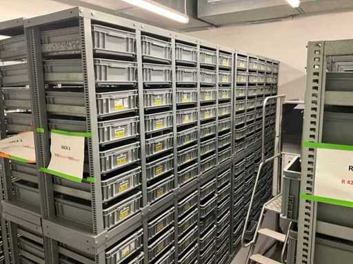 Metalen planken met plastic dozen (6x)