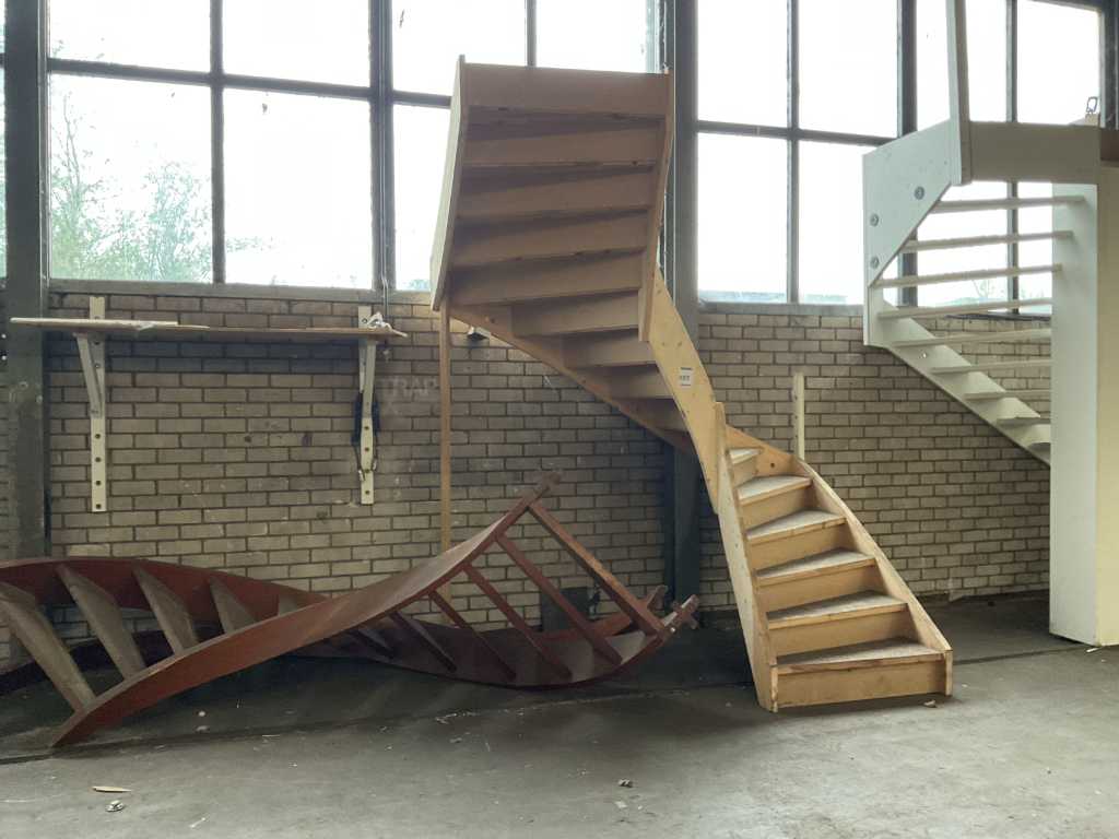 Half-stroke wooden staircase