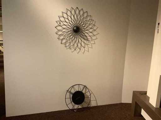 Schwarze Stahluhr und Sonnenblume