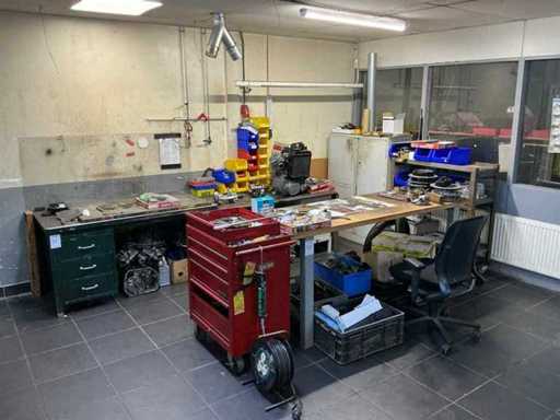 Inventario dell'officina, attrezzi e vari blocchi motore.