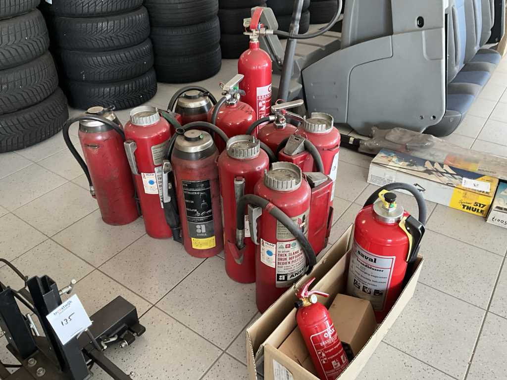 Fire extinguisher (12x)