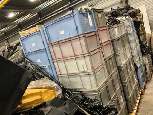 Batch of Mercedes-Benz auto parts