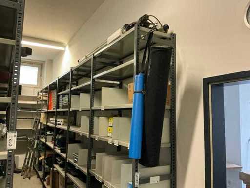 Lagerregal mit Inhalt